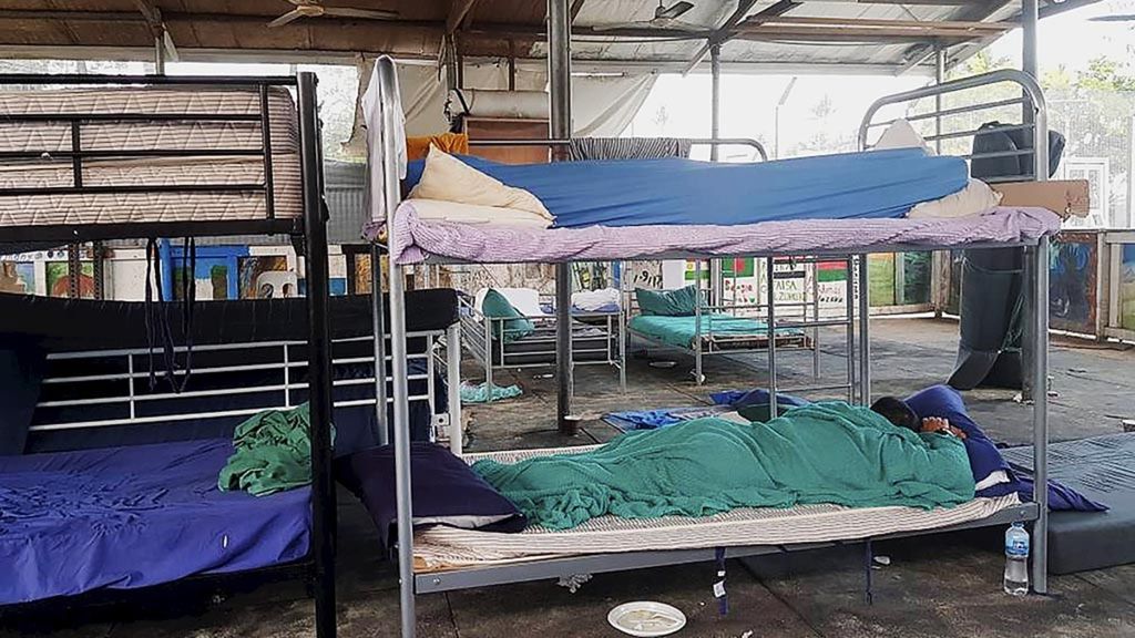 Foto yang diambil dan diberikan kepada AFP oleh Behrouz Boochani pada 3 November 2017 menunjukkan para pengungsi dan pencari suaka tidur di dipan tingkat di Pulau Manus, Papua Niugini. 