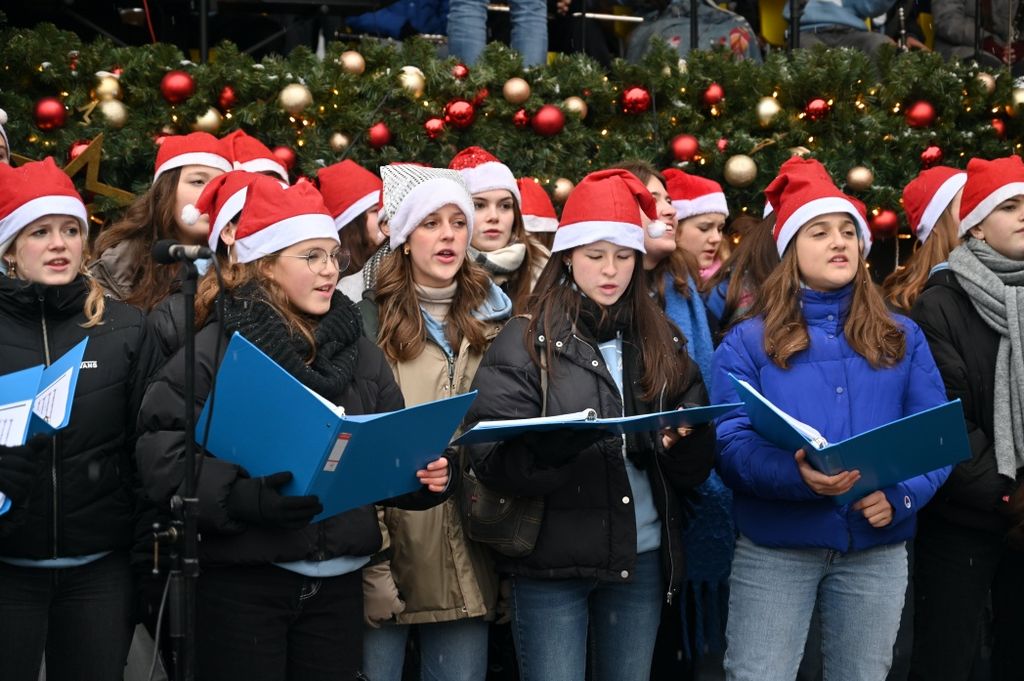 Paduan suara Natal di kota lama, Praha, Ceko, Rabu (!4/12). Kehadiran paduan suara ini menyemarakkan festival Natal di Praha.