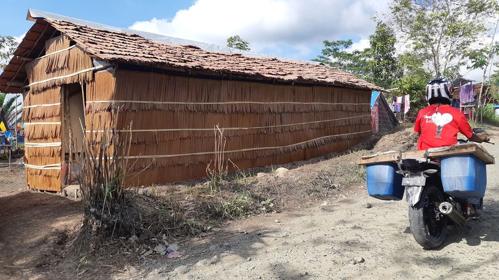 Contoh rumah darurat tahan gempa yang terbuat dari daun sagu. Rumah itu ditemukan di lokasi pengungsian Desa Waai, Kecamatan Salahutu, Kabupaten Maluku Tengah, Maluku, pada Desember 2019.