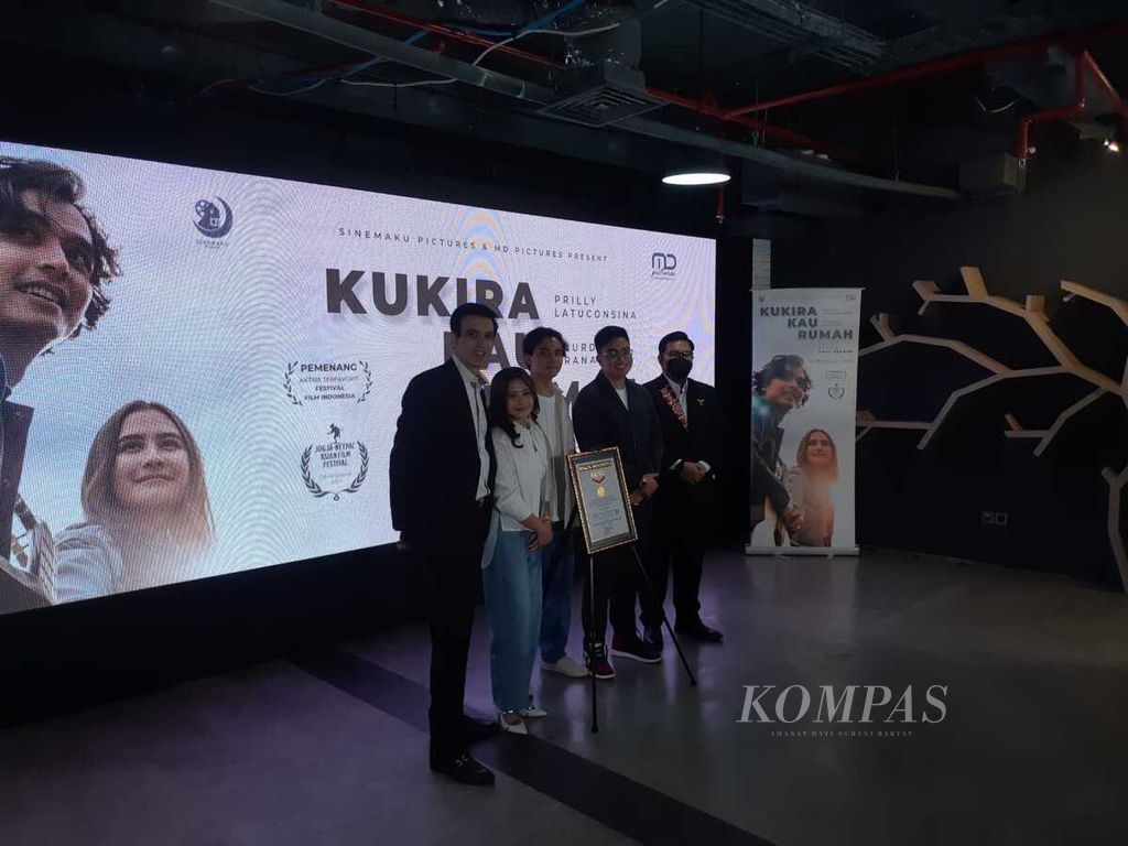 Kerabat kerja <i>Kukira Kau Rumah </i>berfoto dengan piagam penghargaan dari Muri di Jakarta, Rabu (16/3/2022).