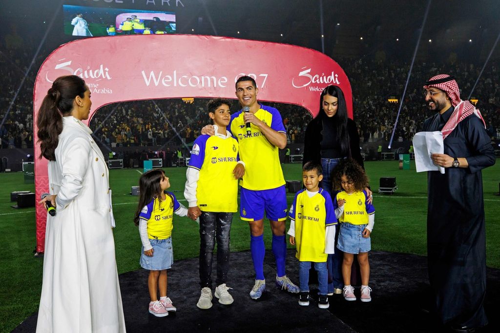 Cristiano Ronaldo (tengah) bersama pasangannyam Georgina Rodriguez, dan anak-anak mereka pada acara perkenalan Ronaldo sebagai pemain baru klub Al-Nassr di  Stadion Mrsool Park, Riyadh, Arab Saudi, Rabu (4/1/2023) dini hari WIB.