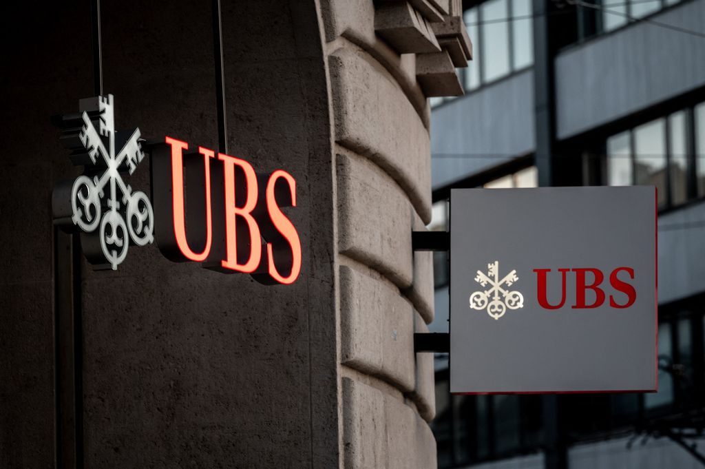 Papan petunjuk raksasa bank Swiss, UBS tampak di kantornya di Basel, Swiss pada Selasa (4/4/2023).