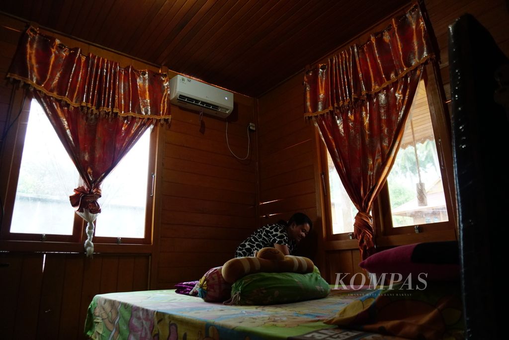 Sarce Natari (42) merapikan kasur di penginapan miliknya di Desa Pulisan yang masuk area Kawasan Ekonomi Khusus Pariwisata Likupang di Likupang Timur, Minahasa Utara, Sulawesi Utara, pada Kamis (14/9/2023).
