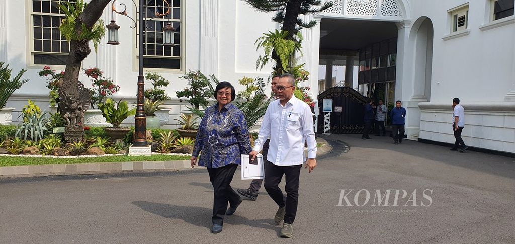 Menteri Lingkungan Hidup dan Kehutanan Siti Nurbaya Bakar dan Menteri Perdagangan Zulkifli Hasan meninggalkan Istana Merdeka seusai mengikuti rapat terkait dengan pengembangan budidaya kakao, Rabu (10/7/2024).