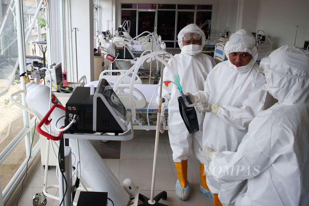 Petugas medis memeriksa kesiapan alat di ruang ICU Rumah Sakit Darurat Penanganan Covid-19 Wisma Atlet Kemayoran, Jakarta, Senin (23/3/2020). 