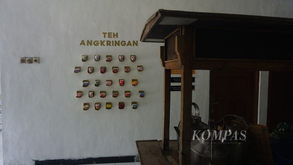 Gerobak angkringan dan beragam racikan teh yang dipamerkan di Museum Angkringan, Desa Ngerangan, Kecamatan Bayat, Kabupaten Klaten, Jawa Tengah, Senin (21/3/2022). Museum tersebut dibangun secara swadaya oleh masyarakat desa.