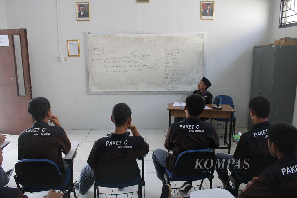 Sejumlah anak binaan mengambil kelas Paket C di Lembaga Pembinaan Khusus Anak Kelas II Bandung, Jawa Barat, Kamis (24/8/2023). 