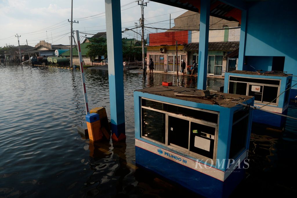 Pintu dan akses masuk yang tergenang banjir pasang air laut di Pelabuhan Tanjung Emas, Senin (20/6/2022). Puncak banjir pasang air laut terjadi antara pukul 14.00 dan pukul 16.00 WIB. 