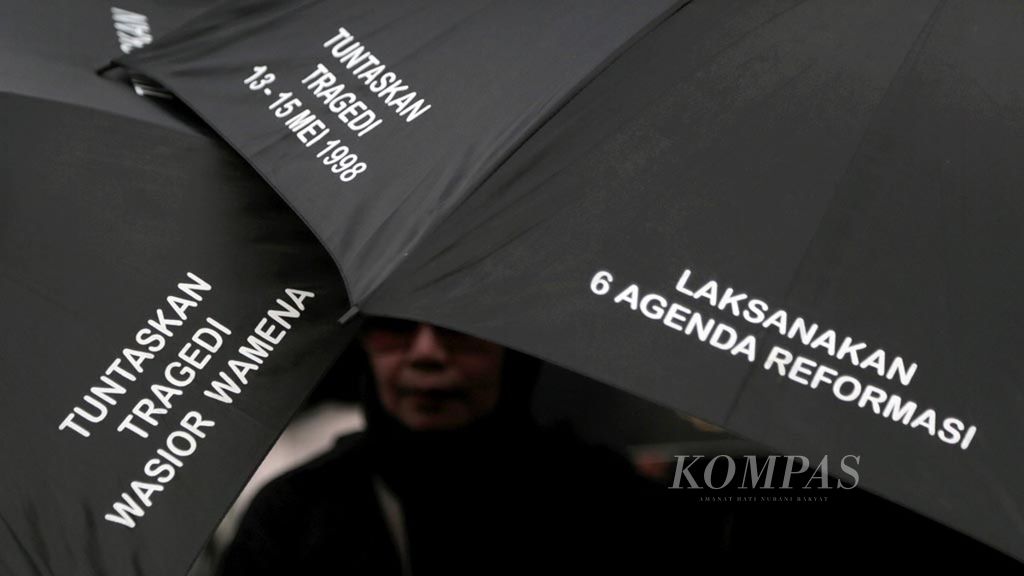 Para aktivis aksi Kamisan kembali berkumpul menggelar aksi di depan Istana Merdeka, Jakarta, dengan mengangkat tema menuntut pemerintah menuntaskan sejumlah kasus pelanggaran hak asasj manusia, Kamis (15/11/2018). 