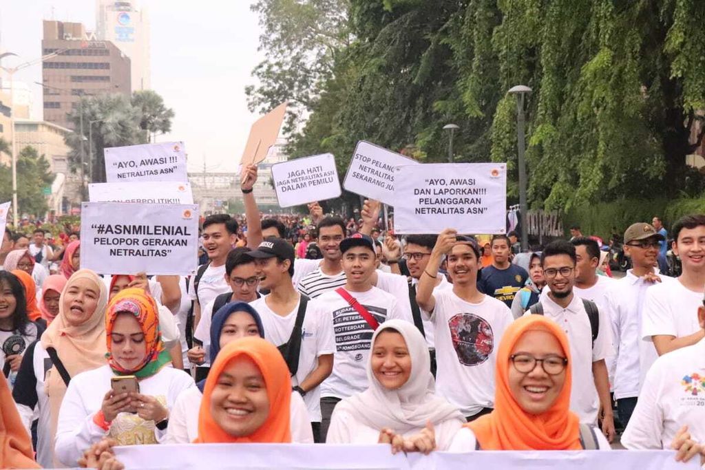 Komisi Aparatur Sipil Negara (KASN) mengadakan kampanye publik untuk mengingatkan ASN agar tetap netral pada Pemilu 2019 di kawasan hari bebas kendaraan bermotor di Jalan MT Haryono, Jakarta, Minggu (10/3/2019).
