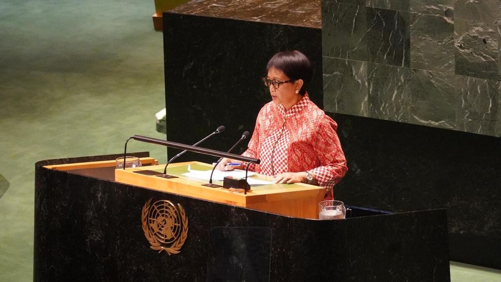 Menteri Luar Negeri Retno Marsudi saat berpidato dalam pertemuan darurat Sidang Majelis Umum PBB yang membahas tentang konflik di Gaza, Kamis (26/10/2023), di Markas Besar PBB, New York, Amerika Serikat.