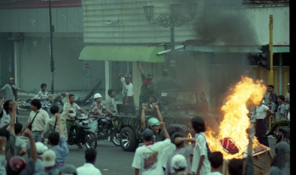  Massa saat kerusuhan Mei 1998 di Jl Urip Sumoharjo, Yogyakarta Terkait berita di Kompas, 16 Mei 1998.