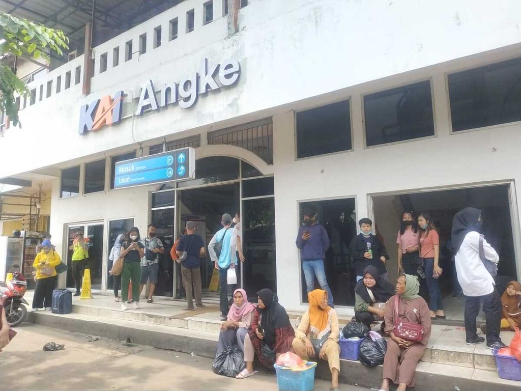 Kondisi penumpang yang telantar di depan Stasiun Angke, Jakarta Barat, Minggu (27/11/2022).