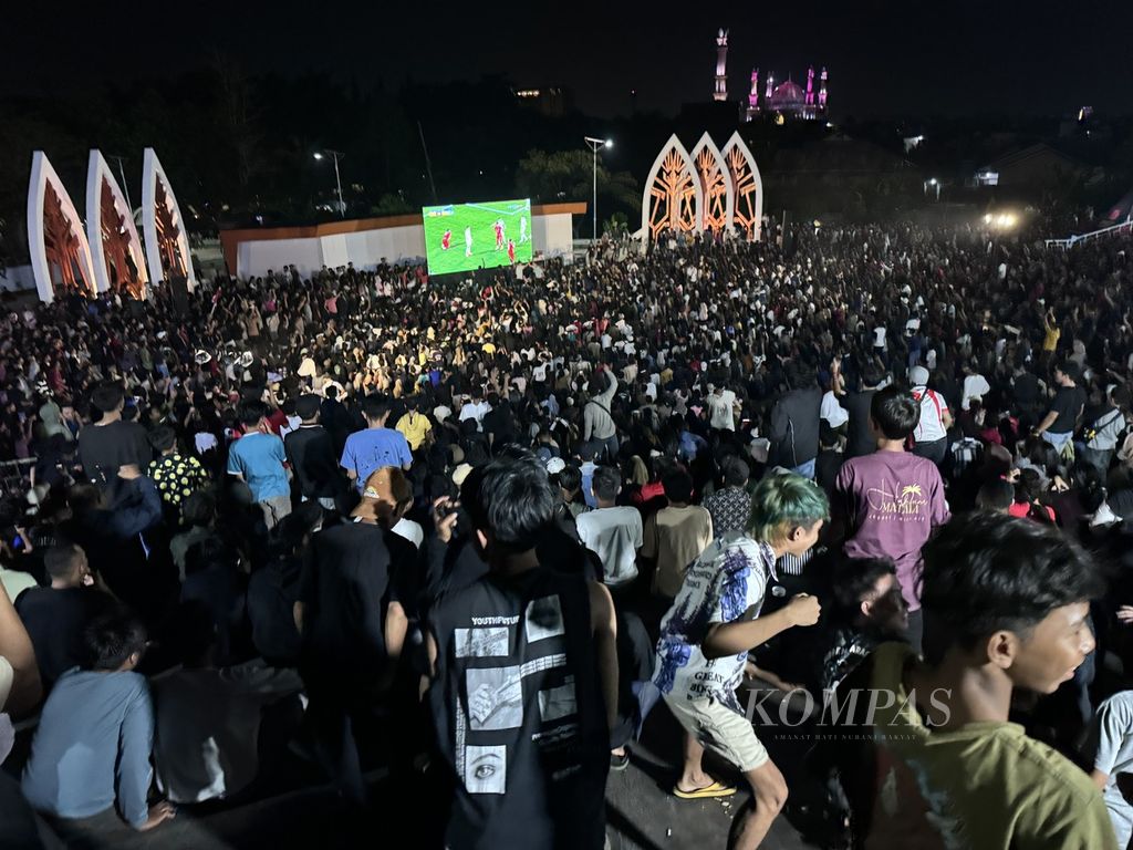 Ribuan warga Kota Mataram dan sekitarnya, memadati area Teras Udayana, Kota Mataram, Nusa Tenggara Barat, Senin (29/4/2024) malam, untuk menyaksikan laga Semifinal Piala Asia 2024 antara Indonesia dan Uzbekistan.