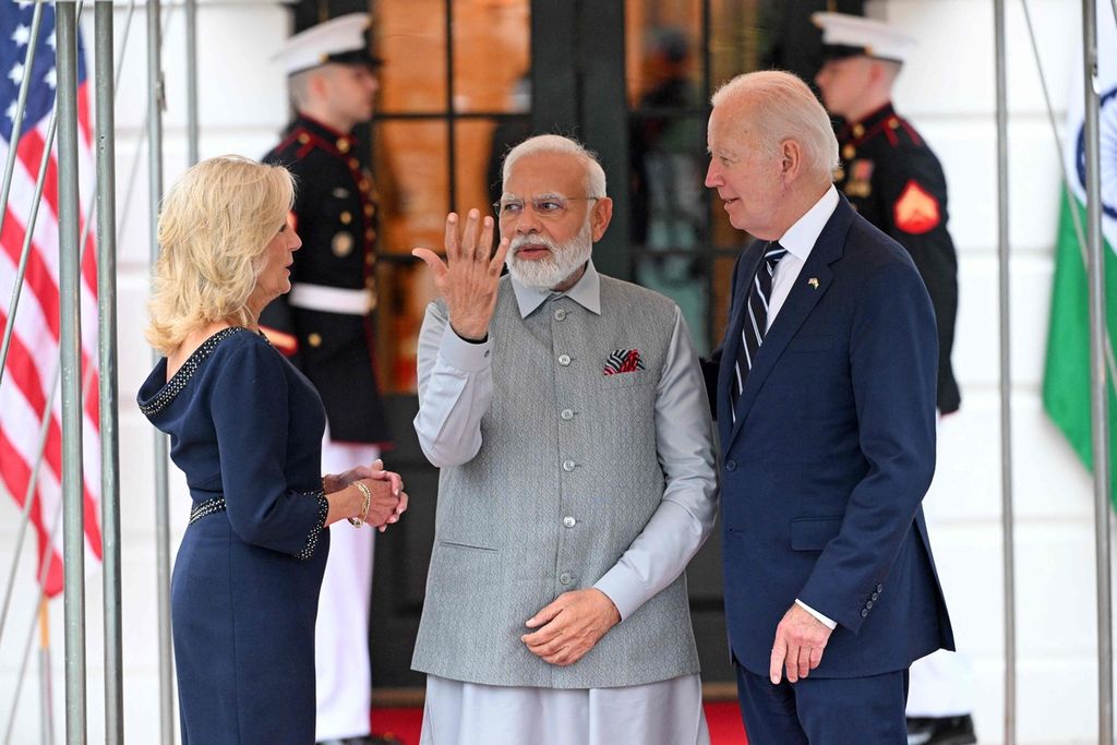 Perdana Menteri India Narendra Modi berbicara dengan Presiden AS Joe Biden dan Ibu Negara Jill Biden menjelang acara santap malam di Gedung Putih, Washington DC, AS, Rabu (21/6/2023).