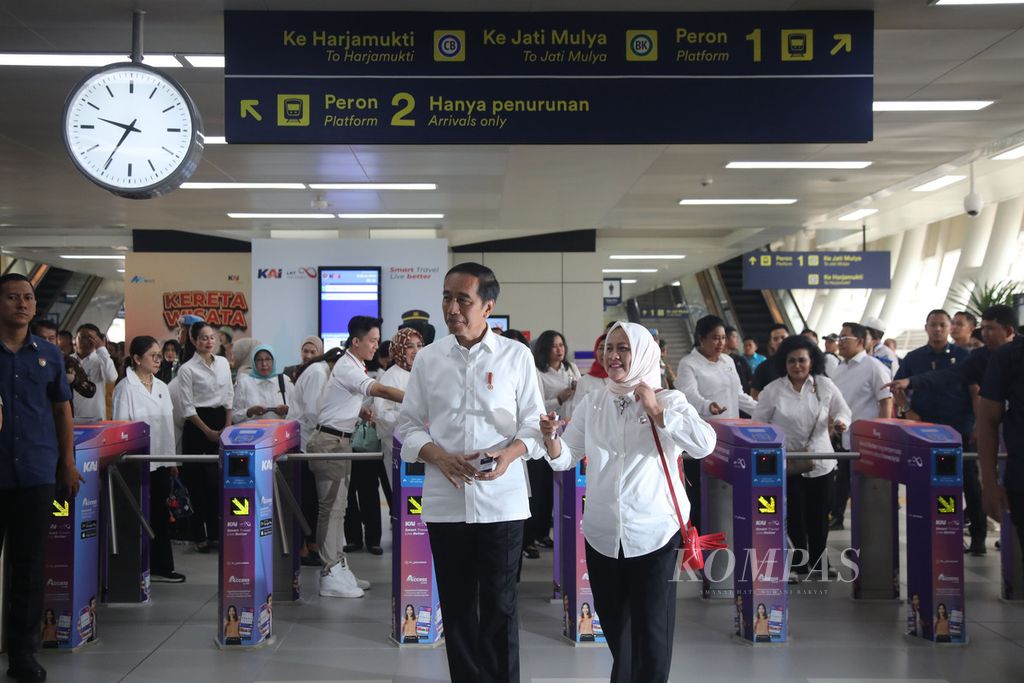Presiden Joko Widodo bersama Ibu Iriana Joko Widodo tiba di Stasiun LRT Dukuh Atas, Jakarta, seusai naik moda transportasi kereta api ringan LRT dari Stasiun Cawang, Senin (28/8/2023).