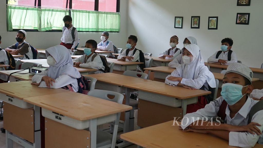 Kegiatan belajar-mengajar di SDN Duren Tiga 14 Pagi, Jakarta Selatan, Jumat (25/3/2022). Sejumlah sekolah menyambut baik dikeluarkannya kebijakan pembelajaran tatap muka 100 persen karena bisa membuat penyampaian materi lebih efektif. Sejumlah persiapan dilakukan untuk menyambut kebijakan tersebut.
