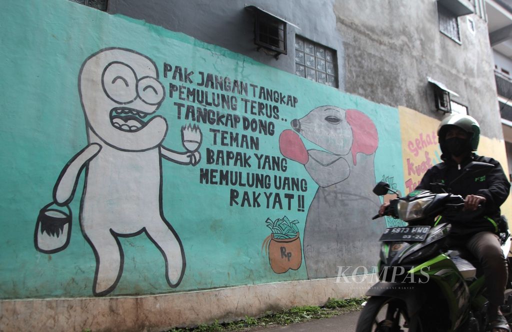 Marakanya kasus korupsi yang dilakukan para pemegang kekuasaan di Tanah Air menjadi keprihatinan masyarakat yang dituangkan dalam mural seperti tergambar di kawasan Cipayung, Tangerang Selatan, Banten, Minggu (17/10/2021). 