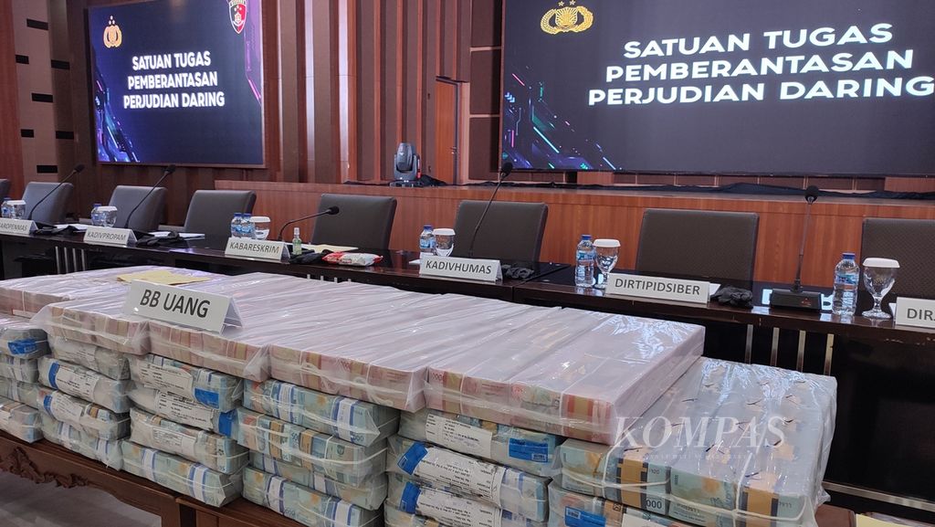 Barang bukti berupa uang tunai yang disita Bareskrim Polri dari kasus judi daring ditunjukkan pada konferensi pers di Bareskrim Polri, Jumat (21/6/2024).