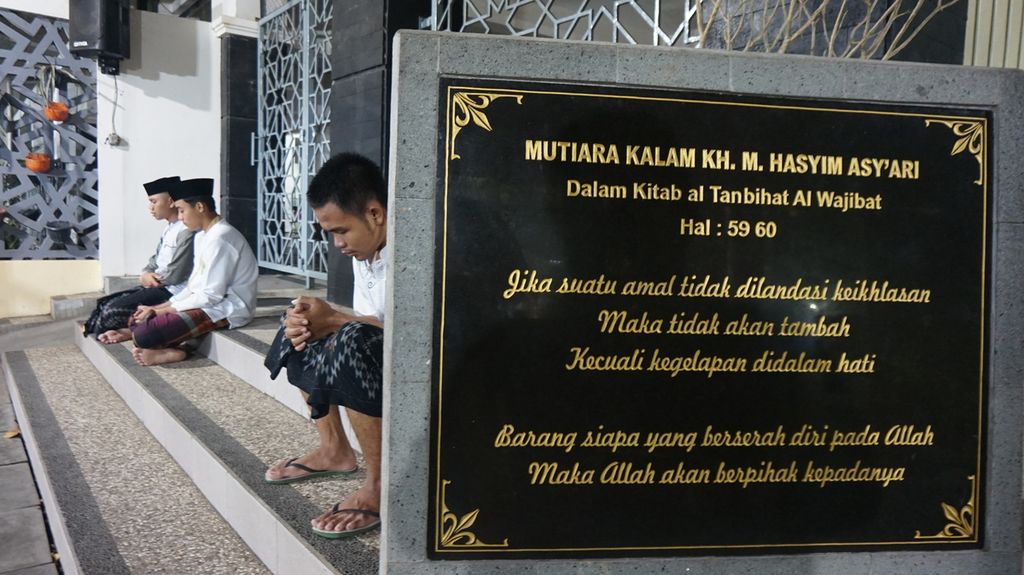 Santri berdoa di makam Pondok Pesantren Tebuireng, Jombang, Jawa Timur, Sabtu (22/10/2022) malam.