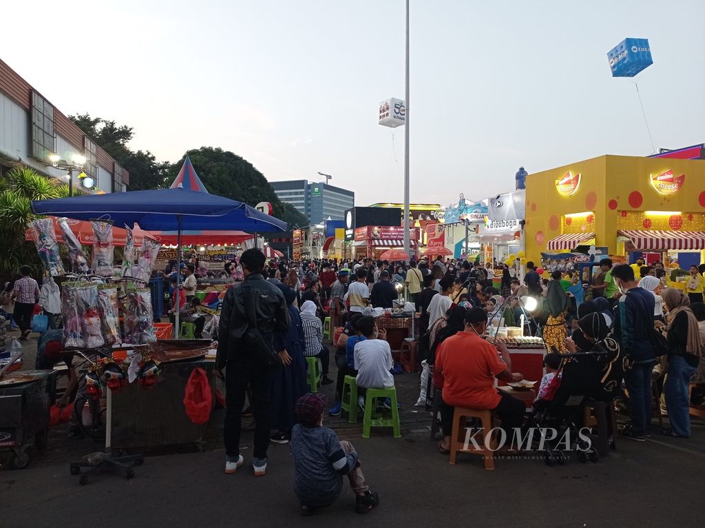 Suasana area kuliner di Jakarta Fair Kemayoran atau Pekan Raya Jakarta di Jakarta International Expo, Kemayoran, Jakarta Pusat, Selasa (21/6/2022).