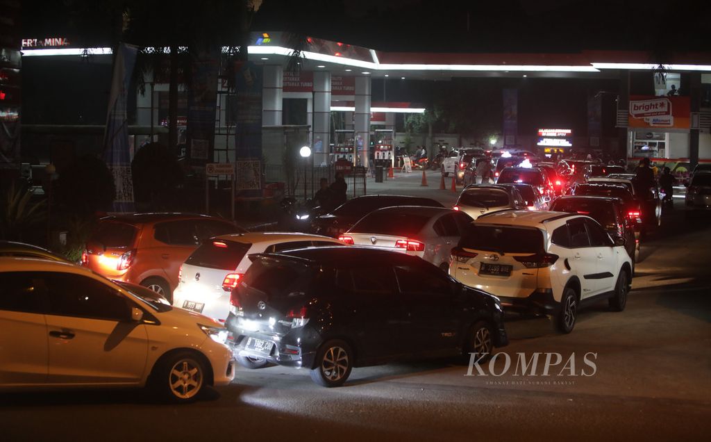 Antrean kendaraan yang akan mengisi bahan bakar minyak di SPBU Jalan Pelayangan, BSD City, Tangerang Selatan, Banten, Rabu (31/8/2022) malam. Antrean ini dipicu kabar akan naiknya harga BBM mulai 1 September 2022.