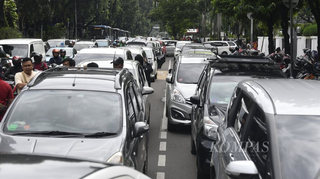 Vehicles belonging to ride-hailing drivers who are part of the Aliando Online Driver Alliance in Jalan Medan Merdeka Barat, Central Jakarta, on Tuesday (4/2/2020).