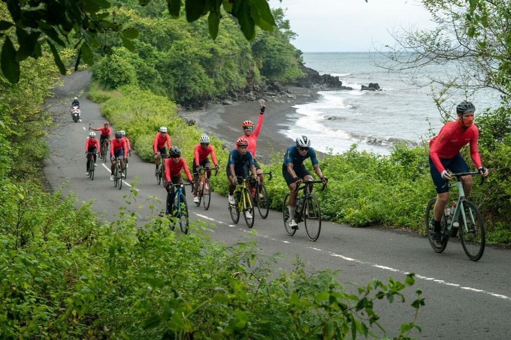 Pesepeda melewati kawasan wisata di Lombok saat mengikuti Bike To Care 2023 Lombok pada Februari lalu. Dari kegiatan yang diikuti 55 pesepeda tersebut, terkumpul donasi sebesar Rp 578 juta.