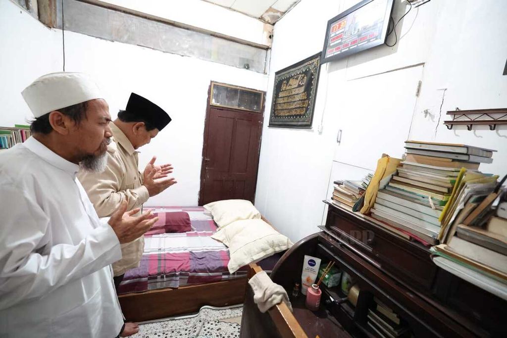Ketua Umum Partai Gerindra Prabowo Subianto (peci hitam) mengunjungi bekas kamar almarhum Kiai Haji Maimoen Zubair atau yang akrab disapa Mbah Moen, Kamis (5/5/2022). 