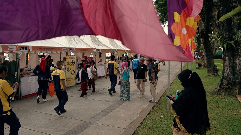 Warga mengelilingi tenda UMKM yang meramaikan pencanangan HUT Ke-495 Jakarta di Taman Lapangan Banteng, Jakarta Pusat, Rabu (24/5/2022). Selain bazar UMKM, acara untuk memeriahkan HUT Jakarta pada 22 Juni mendatang ini juga diisi penampilan musik, kegiatan vaksinasi penguat, dan bercerita untuk anak-anak.