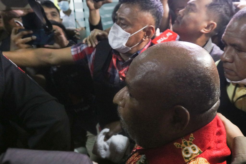 Papua Governor Lukas Enembe arrives at the Gatot Soebroto Army Hospital, Jakarta, Tuesday (10/1/2023). Lukas Enembe will undergo a medical examination before being examined by the KPK on Wednesday (11/1/2023). Lukas was arrested in Jayapura City, Papua, in connection with a case of accepting Rp. 1 billion in bribes and gratuities.
