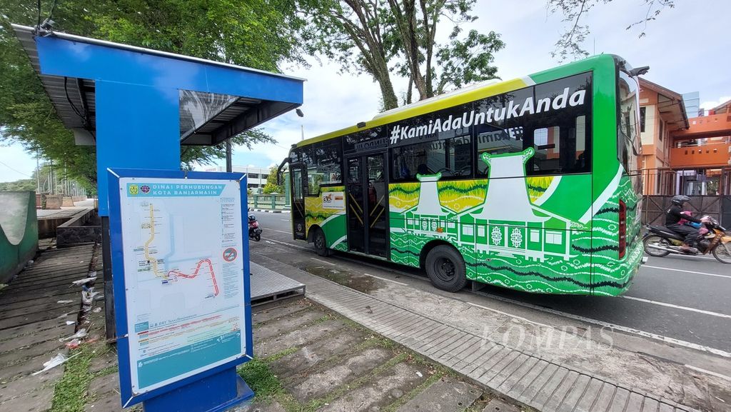 Bus Trans Banjarbakula singgah di Halte Taman Siring, Kilometer 0, Kota Banjarmasin, Kalimantan Selatan, Sabtu (19/2/2022). 