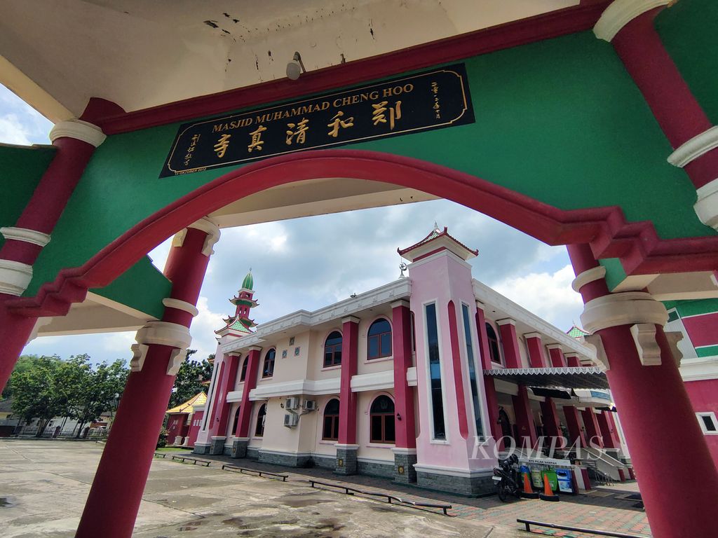 Masjid Al Islam Muhammad Cheng Ho yang berada di kompleks perumahan di kawasan Jakabaring, 15 Ulu, Kecamatan Seberang Ulu I, Palembang, Sumatera Selatan, Senin (18/3/2024). Masjid ini diberi nama sosok laksamana Kerajaan China pada abad ke-15, Laksamana Cheng Ho, yang diyakini sebagai pemeluk Islam.