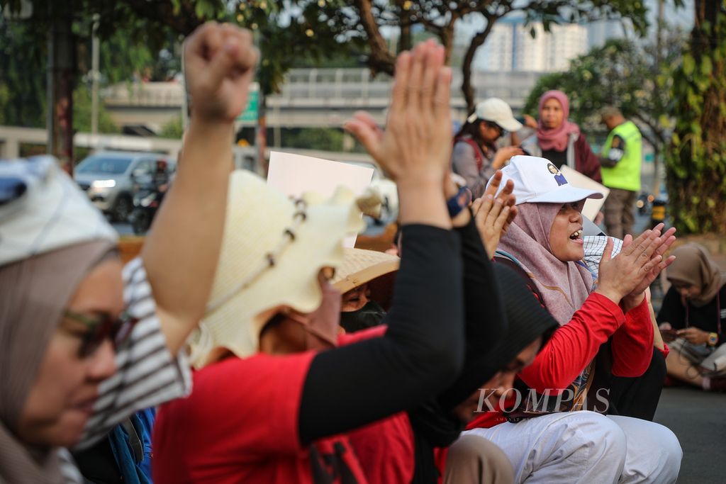 Peserta aksi bersorak dan bertepuk tangan dalam acara peluncuran film <i>Mengejar Mbak Puan</i> di depan Gedung DPR, Jakarta, Kamis (12/10/2023). 