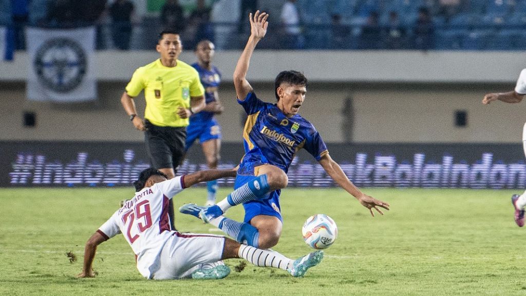 Pemain PSM Makassar, Achmat Fahrul Aditia (kiri), berebut bola dengan pemain Persib Bandung, Ryan Kurnia, dalam laga Grup A Piala Presiden 2024 di Stadion Si Jalak Harupat, Kabupaten Bandung, Jawa Barat, Jumat (19/7/2024). Banyak pemain muda tampil di Piala Presiden.