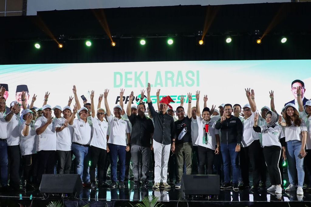 Calon presiden nomor urut 3, Ganjar Pranowo (tengah), bersama dengan kelompok sukarelawan Progresif di Jakarta, Jumat (8/12/2023).