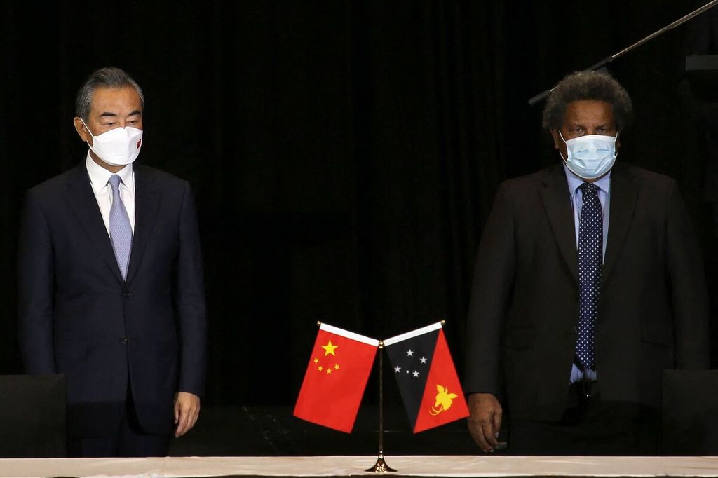 Menteri Luar Negeri China Wang Yi (kiri) dan Perdana Menteri Papua Niugini Soroi Marepo Eoe menghadiri upacara penandatanganan perjanjian bilateral di Port Moresby, Jumat (3/6/2022). (Photo by Andrew KUTAN / AFP)