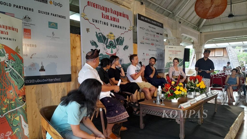 Ajang perayaan sastra dan seni Ubud Writers and Readers Festival (UWRF) 2022 digelar mulai Kamis (27/10/2022) sampai Minggu (30/10/2022). Suasana jumpa pers menyambut UWRF 2022 di Ubud, Gianyar, Rabu (26/10/2022).