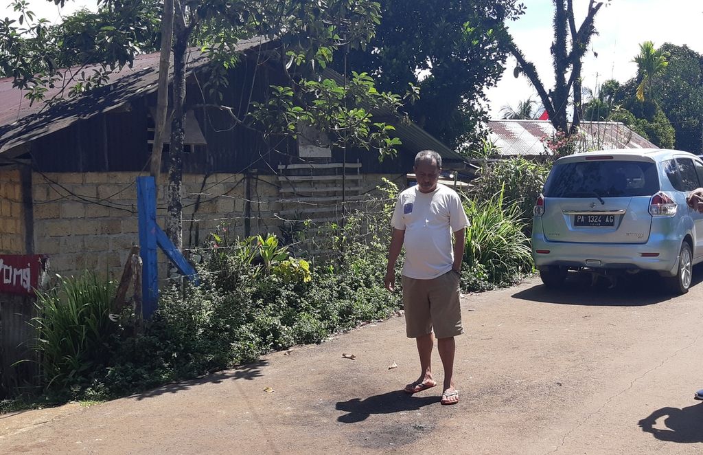 Anggota Majelis Pertimbangan Organisasi Aliansi Jurnalis Independen Indonesia, Victor Mambor, menunjukkan lokasi bom rakitan yang meledak di samping rumahnya di Jayapura, Papua, Senin (23/1/2023).