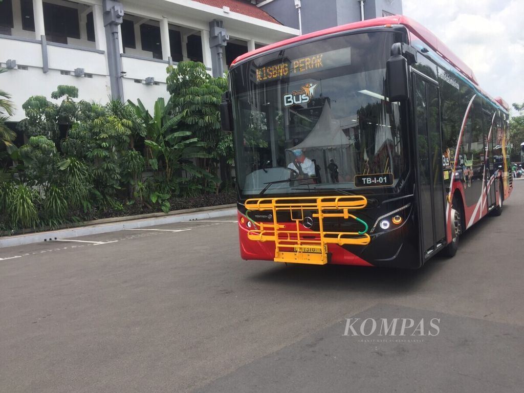 Bus Trans Semanggi Suroboyo yang resmi diluncurkan di Balai Kota Surabaya, Jawa Timur, Rabu (29/12/2021). Trans Semanggi Suroboyo merupakan program pengadaan transportasi umum Teman Bus melalui skema pembelian layanan atau <i>buy the service </i>Kementerian Perhubungan.
