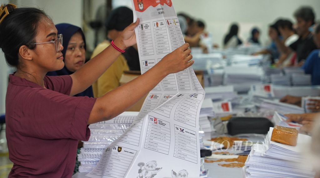 Tenaga pelipatan surat suara saat menyortir surat suara di kantor Komisi Pemilihan Umum (KPU) Jakarta Utara, Sunter, Jakarta Utara, Selasa (2/1/2024). 