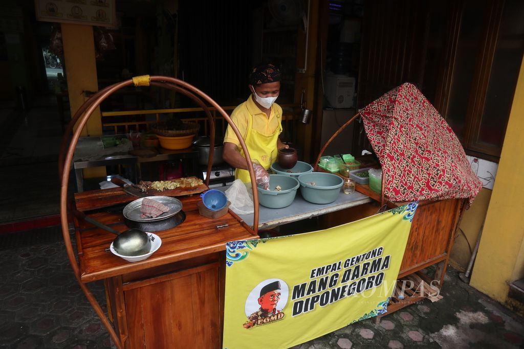 Karyawan menyajikan empal gentong di Rumah Makan Empal Gentong Mang Darma di Jalan Diponegoro, Kota Cirebon, Jawa Barat, Selasa (26/4/2022). 