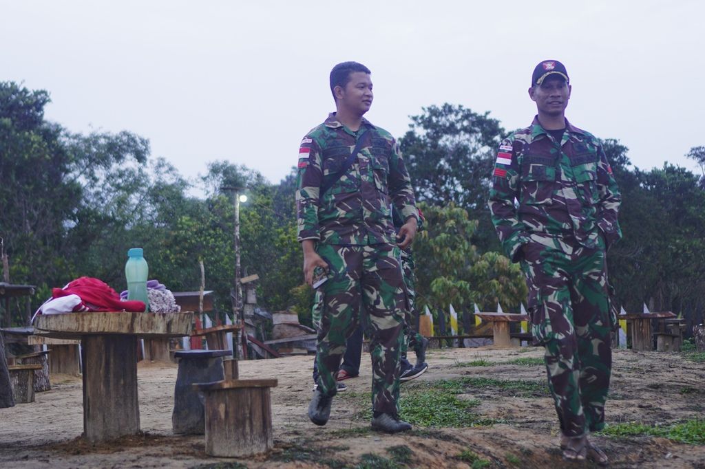 David Imanuel Lauppaty (kanan) berjalan bersama rekannya yang bertugas di Pos Pengamanan Perbatasan Tanjung Karya, Krayan, saat berkumpul bersama warga di Gunung Buduk Udan di Kecamatan Krayan Barat, Kabupaten Nunukan, Kalimantan Utara, Jumat (3/12/2021).