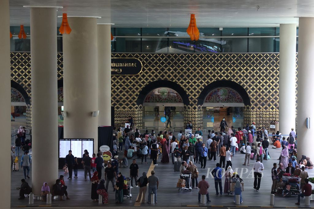Warga menunggu kedatangan keluarga mereka yang menjadi pekerja migran Indonesia di Bandara Internasional Yogyakarta, Kulon Progo, DI Yogyakarta, Senin (17/4/2023). 