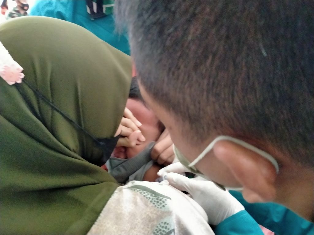 Petugas vaksinator menyuntikkan vaksinasi Covid-19 untuk anak-anak di Bandar Lampung, Selasa (11/1/2022).