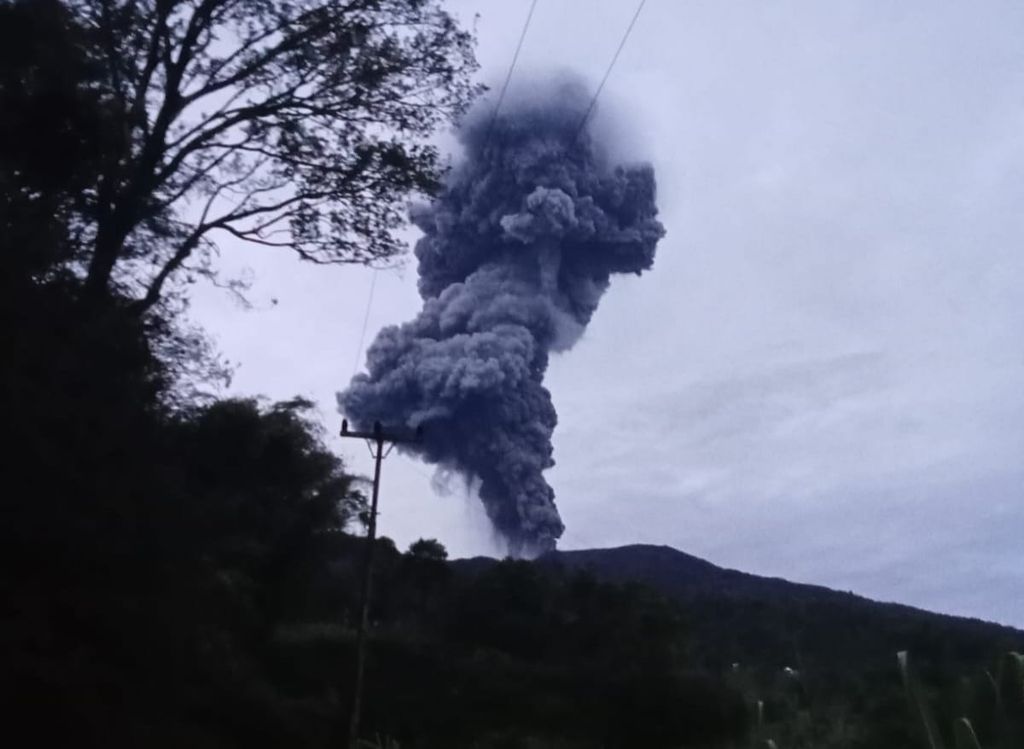 Gunung Marapi di Sumatera Barat mengeluarkan abu vulkanik dalam letusan yang terjadi pada Rabu (6/11/2024) pukul 05.44. Foto diambil dari Nagari Bukik Batabuah, Kecamatan Canduang, Kabupaten Agam. 