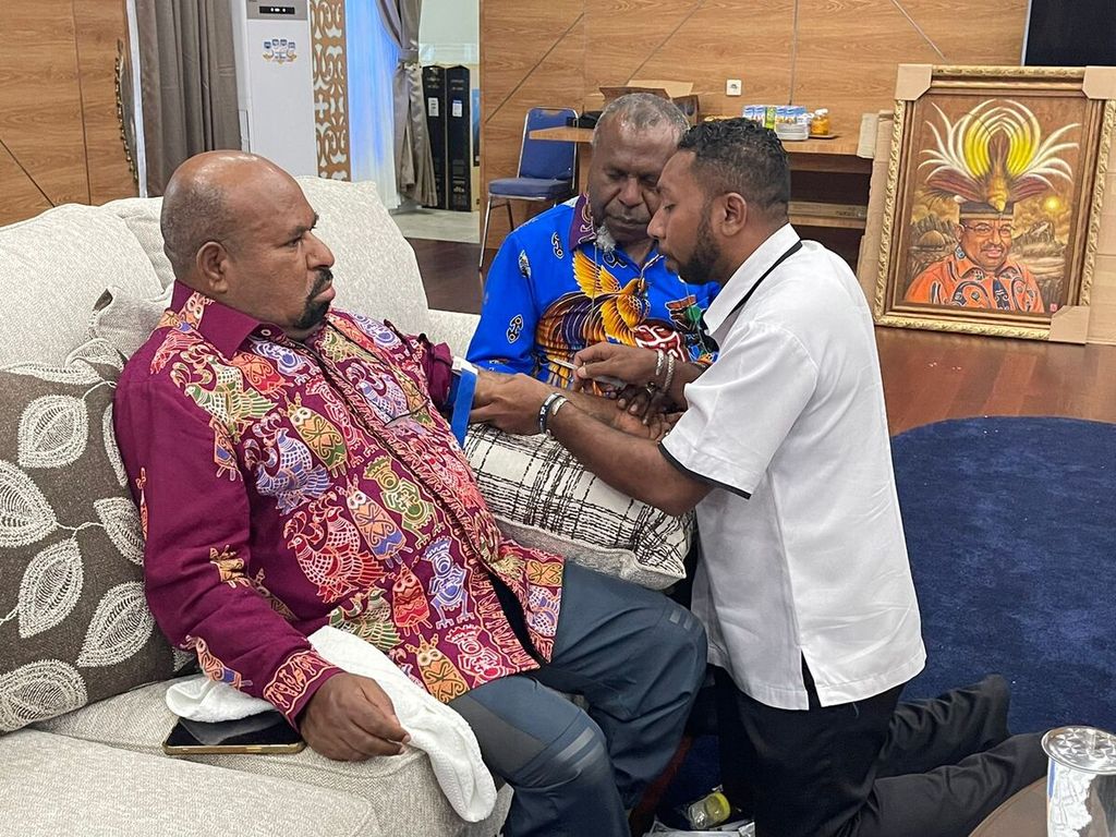 Gubernur Papua Lukas Enembe menjalani pemeriksaan oleh tim dokter di kediamannya di Kota Jayapura pada  14 September 2022.