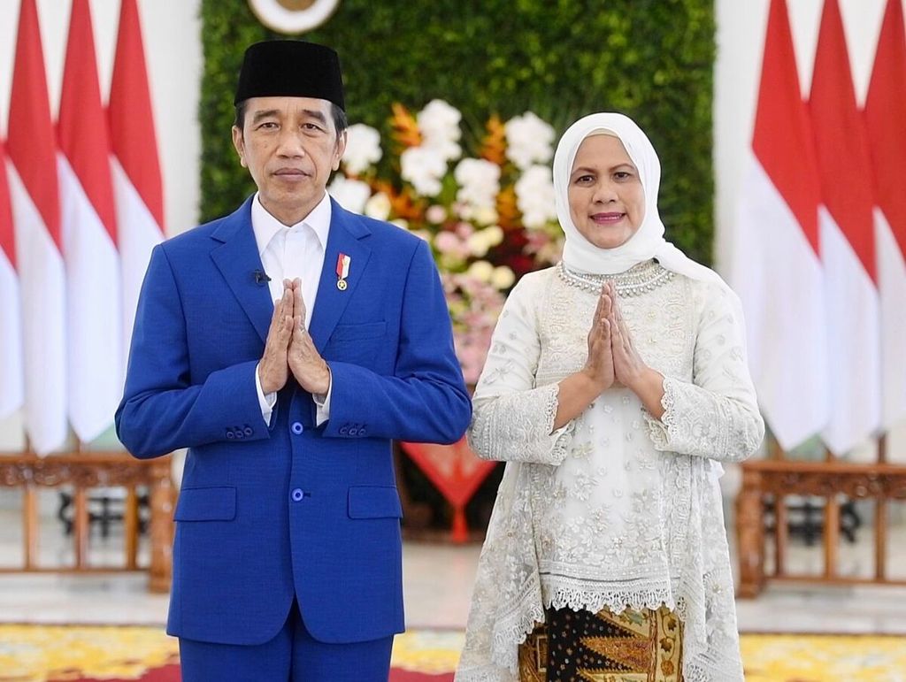 Presiden Joko Widodo dan Nyonya Iriana menyampaikan selamat Idul Fitri 1 Syawal 1443 H kepada masyarakat Indonesia. Idul Fitri tahun ini bisa kembali dirayakan bersama keluarga besar di kampung halaman setelah dua tahun tertahan akibat pandemi Covid-19. 