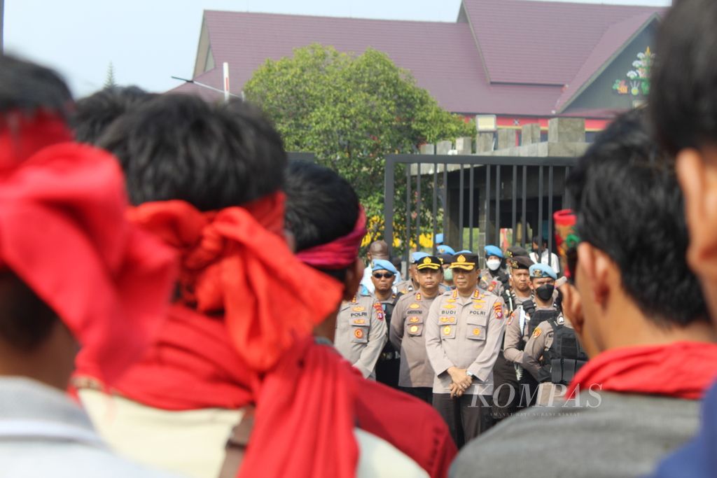 Kapolres Kota Palangkaraya Komisaris Besar Budi Santosa menerima pengunjuk rasa dari Aliansi Masyarakat Dayak Peduli Bangkal di depan Kantor Polda Kalteng di Palangkaraya, Kalimantan Tengah, Senin (16/10/2023).