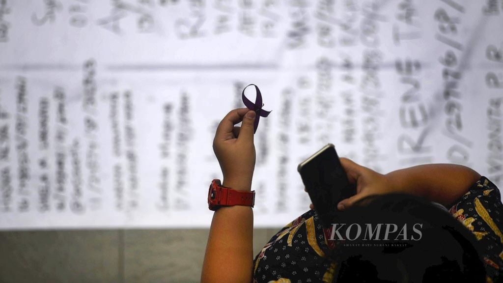 Mahasiswa mengikuti aksi "UGM Darurat Kekerasan Seksual" di Kampus Fakultas Ilmu Sosial dan Politik Universitas Gadjah Mada, Yogyakarta, Kamis (8/11/2018). Aksi tersebut untuk menuntut pengusutan tuntas kasus dugaan pelecehan seksual oleh salah satu mahasiswa UGM peserta kuliah kerja nyata (KKN) terhadap rekannya pada tahun 2017.